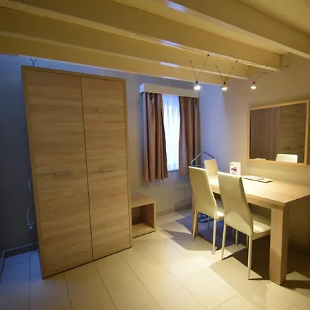 Apartment Gardens - Large One Bedroom *